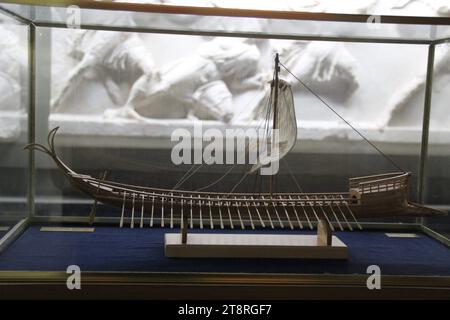 Musée hellénique de la guerre modèle de navire de guerre grec, Musée de la guerre d'Athènes, Athènes, Grèce Banque D'Images