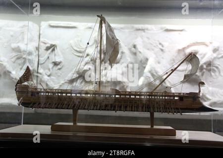 Musée hellénique de la guerre modèle de navire de guerre grec, Musée de la guerre d'Athènes, Athènes, Grèce Banque D'Images