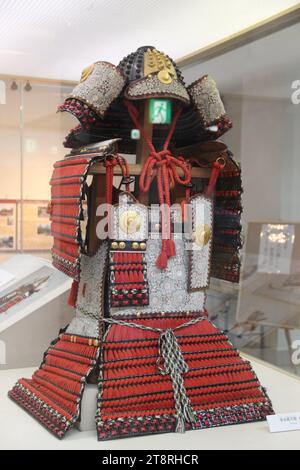 Armure de guerrier samouraï (copie), musée folklorique de la ville de Chiba, construit dans le style ancien du château de Chiba, Chiba, Japon Banque D'Images