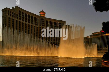 Les Fontaines du Bellagio. Las Vegas, dans une ville avec un volcan en explosion, la plus haute grande roue du monde et un hôtel en forme de pyramide, les fontaines du Bellagio se distinguent comme le monument emblématique incontesté de Las Vegas. Soyons réalistes : à chaque fois que vous verrez des photos de Las Vegas, vous verrez forcément les célèbres eaux dansantes du lac Bellagio Banque D'Images