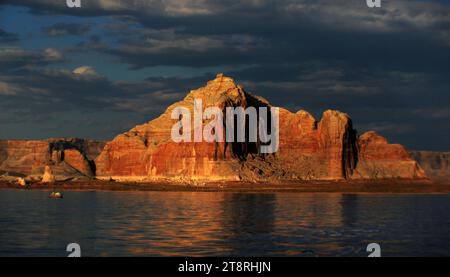 Sur le lac Powell, Utah, Glen Canyon est un canyon incroyablement vaste dans un pays de roches rouges profondes, qui a été rempli avec le plus grand lac artificiel d'Amérique du Nord, le lac Powell. Entouré par rien d'autre que des rochers rouges et glissants, le lac bleu cristal est étonnamment déplacé et semble appartenir à Mars. Le lac Powell serait totalement désert sans sa popularité auprès des propriétaires de bateaux-maison, qui naviguent autour de cette étendue morte et magnifique Banque D'Images