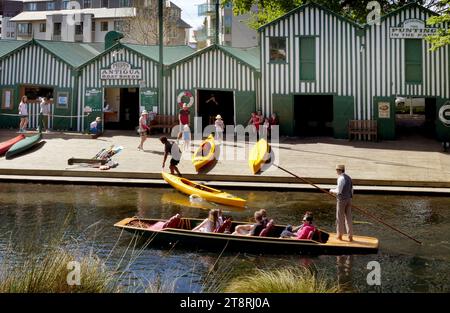 Antigua Boat Sheds. Christchurch, Nouvelle-Zélande, venez découvrir une tranche de l'histoire de Christchurch, Nouvelle-Zélande, au Antigua Boat Sheds and café, vieux de 125 ans, sur la rivière Avon, où toute la famille peut passer une journée inoubliable. Il y a des bateaux à aubes, des bateaux à rames, des canoës simples et doubles à louer sur la rivière Avon, et une fois que vous avez eu votre plaisir en plein air au soleil, allez vous détendre dans le café avec licence complète Banque D'Images