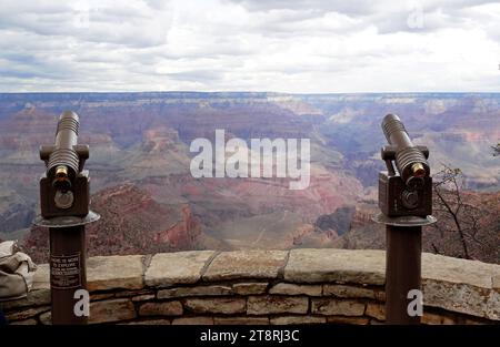 Point de vue du Grand Canyon, le Grand Canyon est un canyon aux flancs escarpés creusé par le fleuve Colorado dans l'État de l'Arizona aux États-Unis. Il est contenu et géré par le parc national du Grand Canyon, la forêt nationale de Kaibab, le monument national du Grand Canyon-Parashant, la nation tribale Hualapai, le peuple Havasupai et la nation Navajo. Le président Theodore Roosevelt était un partisan majeur de la préservation de la région du Grand Canyon, et l'a visité à de nombreuses reprises pour chasser et profiter du paysage Banque D'Images