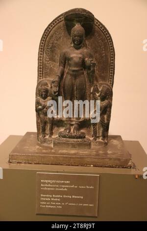 Bouddha debout donnant Bénédiction, (Varada Mudra), Art indien, style Pala, c. 9e cent, Musée national de Thaïlande, Bangkok Banque D'Images