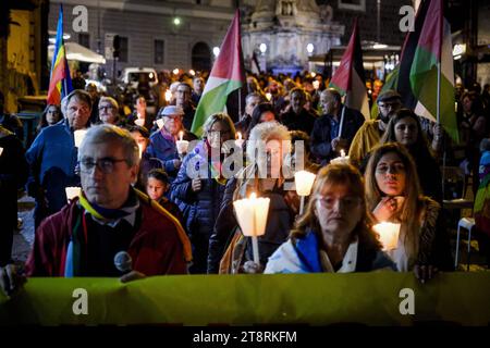 Actualités - paix et désarmement, procession aux flambeaux à Naples le Comité pour la paix et le désarmement se réunit à Naples en novembre 20 2023 pour une procession interconfessionnelle aux flambeaux pour la paix au Moyen-Orient entre la Palestine et Israël Napoli Naples Italie Copyright : xAntonioxBalascox/xLiveMediax LPN 1136794 Banque D'Images