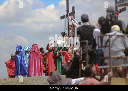 Véritable crucifixion et les flagellants défilent pour la semaine Sainte, le Vendredi Saint, événement traditionnel des Philippines, Maleldo, image de la crucifixion, pâques sanglantes Banque D'Images