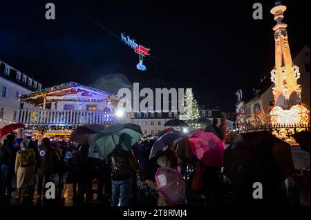 Dans Saarbrücken eröffnet am Montag 20.11.2023 der Christkindl-Markt. Zwischen St. Johanner Markt und Bahnhofstraße warten rund 80 Hütten auf die Besucher. Auch der fliegende Weihnachtsmann sowie das Jupiter Riesenrad gehören wieder zu den Attraktionen. *** Le marché Christkindl ouvre à Saarbrücken le lundi 20 11 2023 autour de 80 huttes attendent les visiteurs entre St Johanner Markt et Bahnhofstraße le Père Noël volant et la grande roue Jupiter sont également parmi les attractions encore une fois BUB crédit : Imago/Alamy Live News Banque D'Images