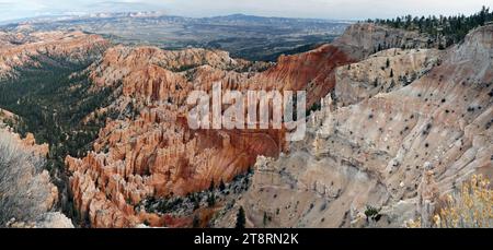 Le parc national de Bryce Canyon, une vaste réserve dans le sud de l'Utah, est connu pour ses hoodoos de couleur cramoisi, qui sont des formations rocheuses en forme de flèche. La route principale du parc passe devant le vaste amphithéâtre Bryce, une dépression remplie de hoodoo située sous le sentier de randonnée Rim Trail. Il offre des vues sur Sunrise point, Sunset point, inspiration point et Bryce point. Les heures de visionnement sont autour du lever et du coucher du soleil Banque D'Images