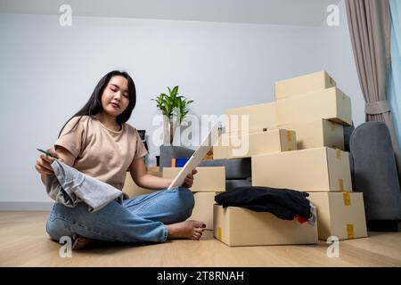 La jeune femme prépare ses affaires en vue de déménager Banque D'Images