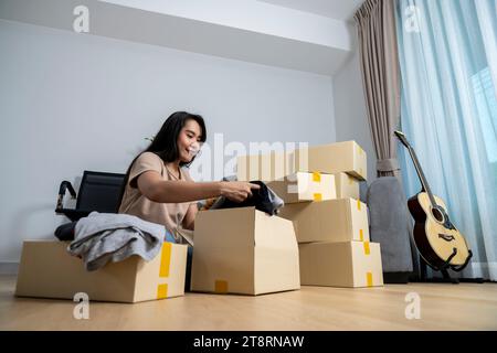 La jeune femme prépare ses affaires en vue de déménager Banque D'Images