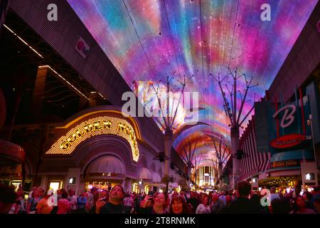 L'expérience de Fremont Street. Las Vegas, le Fremont Street Experience (FSE) est un centre commercial piétonnier et une attraction du centre-ville de Las Vegas, Nevada. Le FSE occupe les cinq pâtés de maisons les plus à l'ouest de Fremont Street, y compris la zone connue pendant des années sous le nom de « Glitter Gulch », et des portions de quelques autres rues adjacentes Banque D'Images