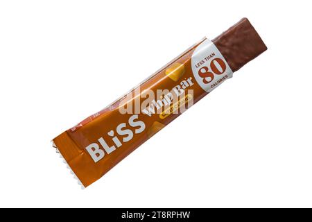 Barre fouettée Bliss caramel salé sans gluten ouverte aussi montrer le contenu isolé sur fond blanc Banque D'Images