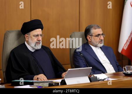 Téhéran, Iran. 19 novembre 2023. Le président iranien EBRAHIM RAISI (à gauche) prend la parole lors d’une réunion gouvernementale. (Image de crédit : © Présidence iranienne via ZUMA Press Wire) USAGE ÉDITORIAL SEULEMENT! Non destiné à UN USAGE commercial ! Banque D'Images