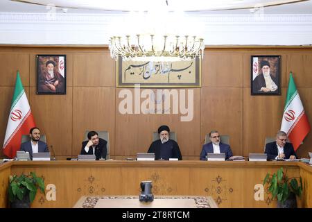 Téhéran, Iran. 19 novembre 2023. Le président iranien EBRAHIM RAISI (C) prend la parole lors d'une réunion gouvernementale. (Image de crédit : © Présidence iranienne via ZUMA Press Wire) USAGE ÉDITORIAL SEULEMENT! Non destiné à UN USAGE commercial ! Banque D'Images