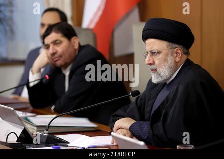 Téhéran, Iran. 19 novembre 2023. Le président iranien EBRAHIM RAISI (à droite) prend la parole lors d'une réunion gouvernementale. (Image de crédit : © Présidence iranienne via ZUMA Press Wire) USAGE ÉDITORIAL SEULEMENT! Non destiné à UN USAGE commercial ! Banque D'Images