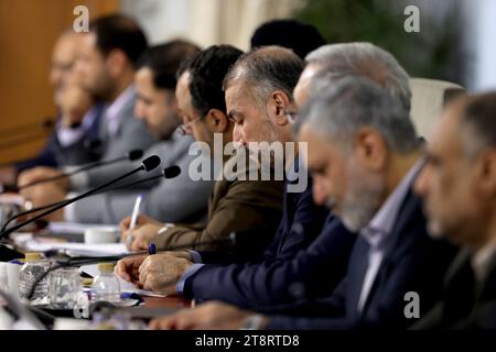 Téhéran, Iran. 19 novembre 2023. Le ministre iranien des Affaires étrangères HOSSEIN AMIR-ABDOLLAHIAN (C) assiste à une réunion gouvernementale. (Image de crédit : © Présidence iranienne via ZUMA Press Wire) USAGE ÉDITORIAL SEULEMENT! Non destiné à UN USAGE commercial ! Banque D'Images