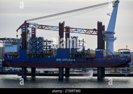 chargement des pales d'éoliennes sur le navire d'installation et de maintenance d'éoliennes offshore mpi adventure port de belfast, belfast, nord de l'irelan Banque D'Images