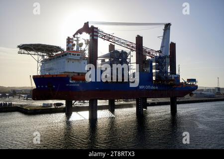 chargement des pales d'éoliennes sur le navire d'installation et de maintenance d'éoliennes offshore mpi adventure port de belfast, belfast, nord de l'irelan Banque D'Images