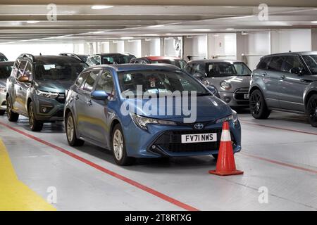 voitures de tourisme sur le pont supérieur des véhicules à bord d'un ferry maritime irlandais stena line uk Banque D'Images