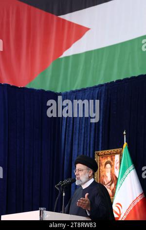 Shahriar, Téhéran, Iran. 19 novembre 2023. Le président iranien EBRAHIM RAISI (à gauche) parle sous le drapeau palestinien. (Image de crédit : © Présidence iranienne via ZUMA Press Wire) USAGE ÉDITORIAL SEULEMENT! Non destiné à UN USAGE commercial ! Banque D'Images
