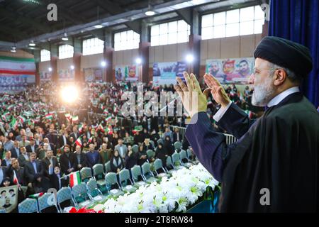 Shahriar, Téhéran, Iran. 19 novembre 2023. Le président iranien EBRAHIM RAISI (à droite) fait signe avant un discours. (Image de crédit : © Présidence iranienne via ZUMA Press Wire) USAGE ÉDITORIAL SEULEMENT! Non destiné à UN USAGE commercial ! Banque D'Images