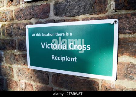 signe pour la tombe de guerre d'un récipiendaire de la croix de victoria privé richard george maîtres de southport sur le mur de chuchyard st cuthberts église d'angleterre ch Banque D'Images