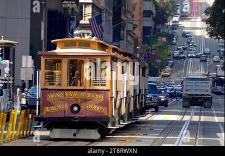 San Francisco Cable Cars, le système de téléphérique de San Francisco est le dernier système de téléphérique à commande manuelle au monde. Icône de San Francisco, aux États-Unis, le système de téléphérique fait partie du réseau de transport urbain intermodal exploité par le San Francisco Municipal Railway. Sur les 23 lignes établies entre 1873 et 1890, il ne reste que trois (dont une combine des parties de deux lignes précédentes) : deux routes du centre-ville près de Union Square à Fisherman's Wharf, et une troisième route le long de California Street. Banque D'Images
