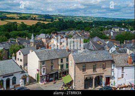 Vue depuis le château de Hay, Hay-on-Wye, surplombant les toits de la ville jusqu'aux collines lointaines du parc national de Brecon Beacon Banque D'Images