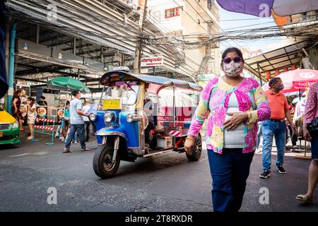 Un taxi tuk tuk fait son chemin à travers les rues animées du marché de Pratunam, Bangkok, Thaïlande. Banque D'Images