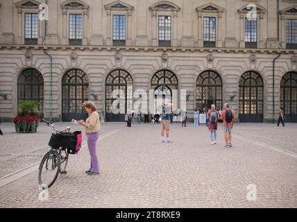 17 août 2023, Stockholm, Stockholm, Suède : la cour intérieure du Palais Royal de Suède, situé sur l'île de Gamla Stan (vieille ville, en anglais), dans le centre de Stockholm. C'est la résidence officielle de la famille royale suédoise, bien qu'ils vivent réellement dans le palais de Drottningholm à une certaine distance. (Image de crédit : © Robert Holmqvist/ZUMA Press Wire) USAGE ÉDITORIAL SEULEMENT! Non destiné à UN USAGE commercial ! Banque D'Images