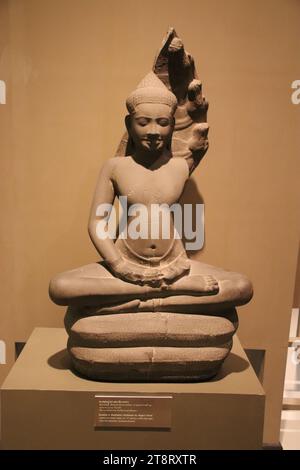Art lopburi (style khmer) : Bouddha en méditation abrité par la cagoule de Naga, c. 11e siècle, Musée national de Thaïlande, Bangkok Banque D'Images
