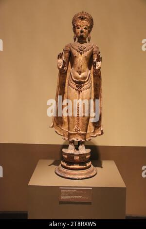 Art lopburi (style khmer) : Bouddha descendant du ciel de Tavatimsa, c. 12e-13e siècle, Musée national de Thaïlande, Bangkok Banque D'Images