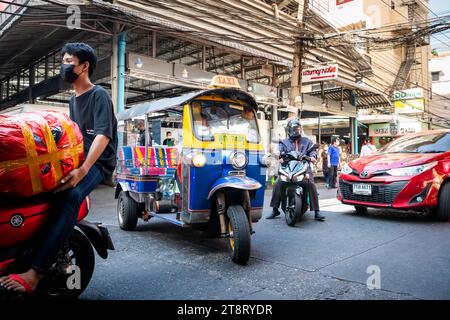 Un taxi tuk tuk fait son chemin à travers les rues animées du marché de Pratunam, Bangkok, Thaïlande. Banque D'Images