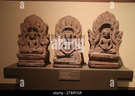 Art lopburi (style khmer) : Antefix avec Bouddha en méditation, c. 13e-14e siècle, Musée national de Thaïlande, Bangkok Banque D'Images