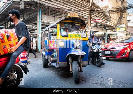 Un taxi tuk tuk fait son chemin à travers les rues animées du marché de Pratunam, Bangkok, Thaïlande. Banque D'Images