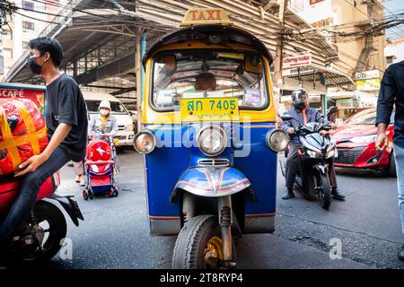 Un taxi tuk tuk fait son chemin à travers les rues animées du marché de Pratunam, Bangkok, Thaïlande. Banque D'Images