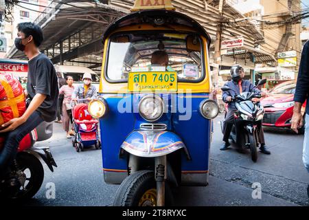 Un taxi tuk tuk fait son chemin à travers les rues animées du marché de Pratunam, Bangkok, Thaïlande. Banque D'Images