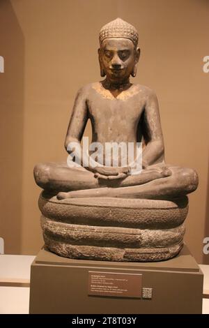 Art lopburi (style khmer) : Bouddha abrité par la cagoule de Naga, c. 13e siècle, Musée national de Thaïlande, Bangkok Banque D'Images