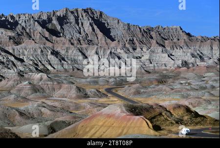 Badlands National Park, Badlands National Park (Lakota : Makȟóšiča) est un parc national américain situé dans le sud-ouest du Dakota du Sud. Le parc protège 242 756 acres (379,3 miles carrés ; 982,4 km2) de buttes et pinacles fortement érodés, ainsi que la plus grande prairie mixte non perturbée des États-Unis. Le National Park Service gère le parc, l'unité Sud étant cogérée avec la tribu Oglala Lakota Banque D'Images