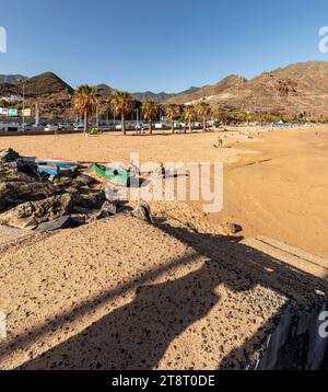 Étonnamment belle plage de sable doré de Playa de la Teresitas, Teneriffe, îles Canaries, Espagne, tourisme, vacances au soleil d'hiver. Banque D'Images