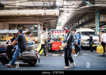 Un taxi tuk tuk fait son chemin à travers les rues animées du marché de Pratunam, Bangkok, Thaïlande. Banque D'Images