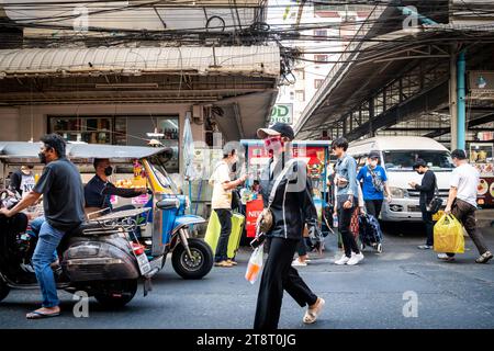 Un taxi tuk tuk fait son chemin à travers les rues animées du marché de Pratunam, Bangkok, Thaïlande. Banque D'Images