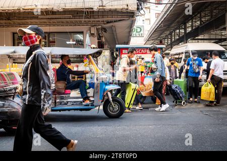 Un taxi tuk tuk fait son chemin à travers les rues animées du marché de Pratunam, Bangkok, Thaïlande. Banque D'Images