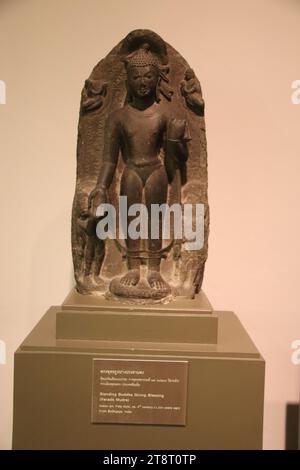 Bouddha debout donnant Bénédiction, (Varada Mudra), Art indien, style Pala, c. 9e cent, Musée national de Thaïlande, Bangkok Banque D'Images