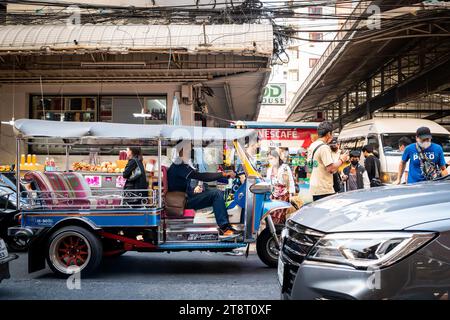 Un taxi tuk tuk fait son chemin à travers les rues animées du marché de Pratunam, Bangkok, Thaïlande. Banque D'Images