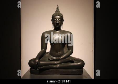 Bouddha de bronze, 15e siècle, Galerie de l'histoire thaïlandaise, Musée national de Thaïlande, Bangkok Banque D'Images