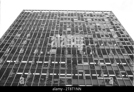 Photo de dossier datée du 09/03/73 d'un bâtiment sans fenêtre après l'explosion de la voiture piégée Old Bailey. Un juge de la haute Cour de Londres a commencé à superviser une audience préliminaire dans une affaire dans laquelle des survivants de l'attentat à la bombe d'Old Bailey en 1973, de l'attentat de Manchester en 1996 et de l'attentat des Docklands en 1996 ont intenté une action en justice contre Gerry Adams et l'IRA provisoire. Date de publication : mardi 21 novembre 2023. Banque D'Images