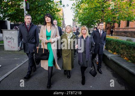 (De gauche à droite) Gavin Booth, avocat de Phoenix, Grainne Teggart, directeur adjoint d'Amnesty International UK pour l'Irlande du Nord, Chris Hazzard, député de South Down du Sinn Fein, Susan Trainor, survivante de Theirafurth Inn, Lynda McManus, John McEvoy, Martina Dillon et Darragh Mackin, avocat de Phoenix, marche jusqu'à la haute Cour de Belfast devant les cours royales de justice avant une audience pour une contestation judiciaire introduite par les victimes du conflit d'Irlande du Nord contre la loi sur les troubles du gouvernement britannique, largement opposée. Date de la photo : mardi 21 novembre 2023. Banque D'Images