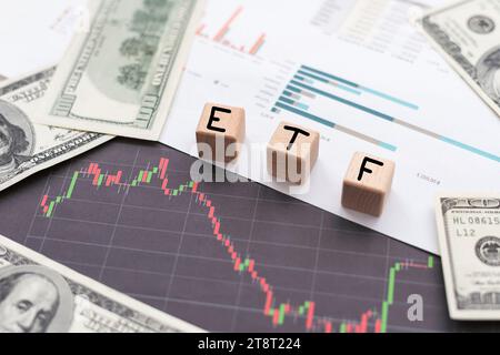 Concept d'entreprise financière ETF. Cubes en bois et billets en papier comme arrière-plan Banque D'Images