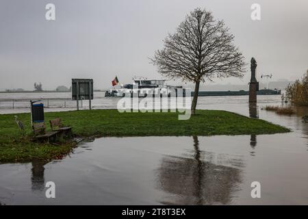 Duisburg, Allemagne. 21 novembre 2023. Une partie de la banque est inondée à Duisburg-Ruhrort. L'inondation du Rhin a atteint son apogée dans les premières villes de Rhénanie du Nord-Westphalie mardi. (À dpa/lnw : 'les inondations du Rhin atteignent leur apogée à Cologne et Düsseldorf') crédit : Oliver Berg/dpa/Alamy Live News Banque D'Images